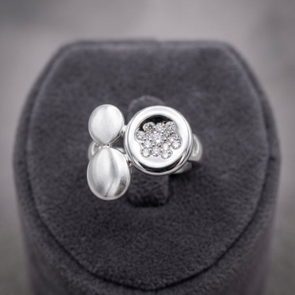Anello Elasticizzato Alex Arte – Design "Orbital" con Pavé di Cristalli e Doppia Sfera Satinata