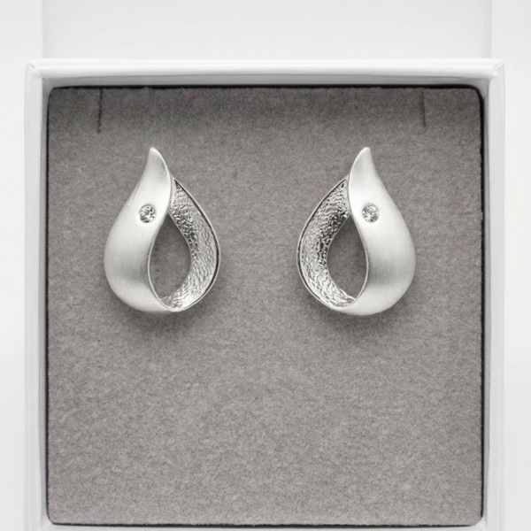 Orecchini Alex Arte Collezione Scintille – Design a Goccia Satinato e Pavé con Cristalli