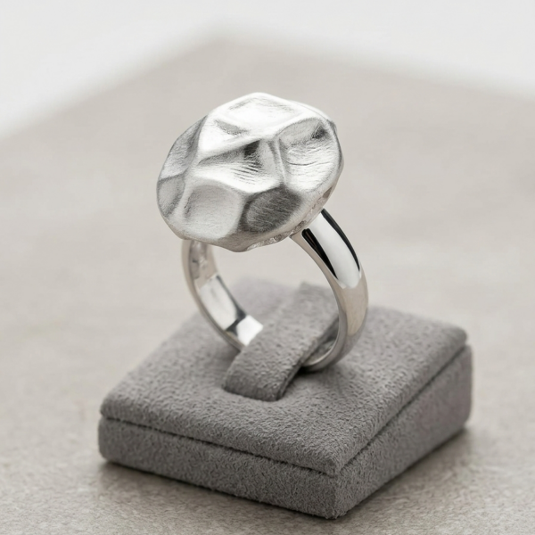 Anello Elasticizzato Alex Arte – Design Scultoreo "Moon" con Finitura Satinata Martellata