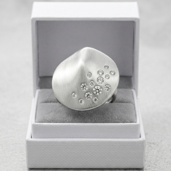 Anello Alex Arte – Design "Stardust" a Disco Bombato con Finitura Satinata e Cristalli