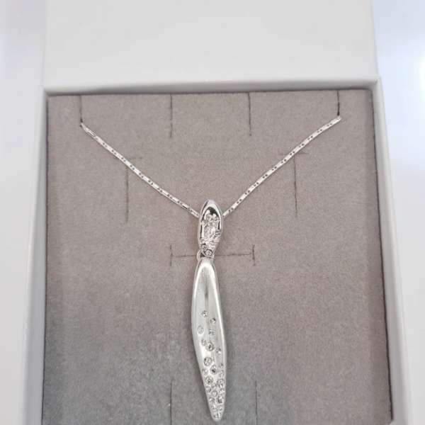 Collana Alex Arte Collezione Scintille – Pendente a Barra Satinata con Costellazione di Cristalli