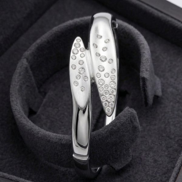 Bracciale Rigido Alex Arte Collezione Scintille – Design "Leaf" Contrasto Satinato e Pavé di Cristalli