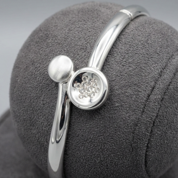 Bracciale Rigido Alex Arte – Design "Orbital" Lucido con Pavé di Cristalli e Sfera Satinata