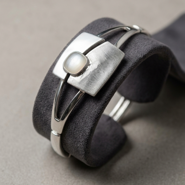 Bracciale Rigido Alex Arte – Design Geometrico con Piastra Satinata e Cabochon in Madreperla