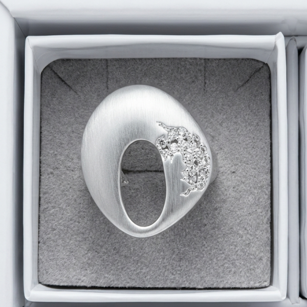 Anello Alex Arte – Design Scultoreo "Oasi" con Finitura Satinata e Intarsio di Cristalli