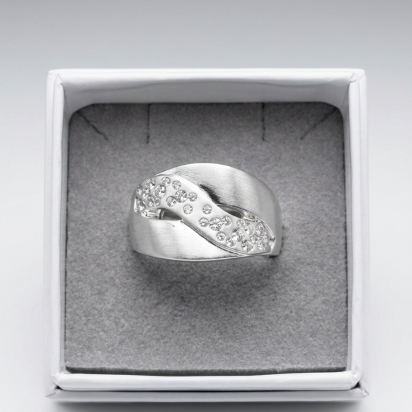 Anello Alex Arte – Fascia Bombata "Stardust" con Finitura Satinata e Pavé Sinuoso di Cristalli