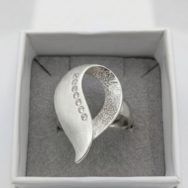 Anello Alex Arte – Design "Sinuous Ribbon" con Finitura Satinata e Pavé di Cristalli