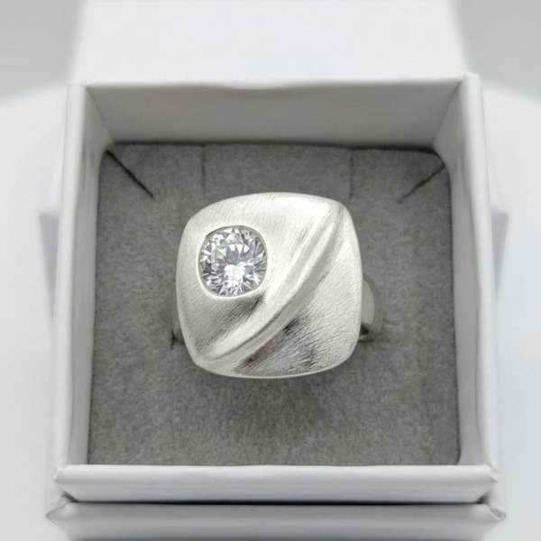 Anello Alex Arte – Design "Soft Square" Satinato con Solitaire Crystal