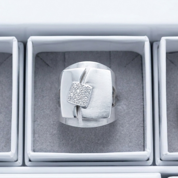 Anello Alex Arte – Design "Fragmenta" Geometrico con Finitura Satinata e Pavé di Cristalli