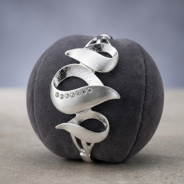 Bracciale Rigido Alex Arte Collezione Scintille – Design "Sinuous Ribbon" Satinato e Martellato con Cristalli