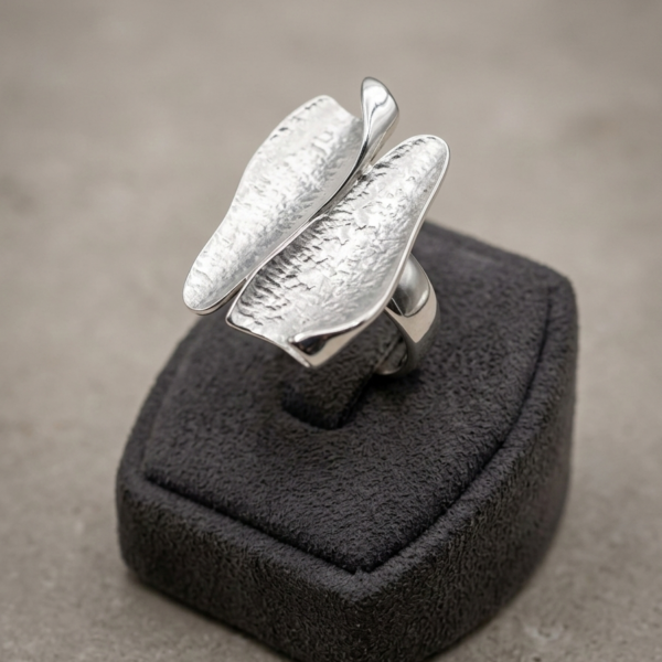 Anello Alex Arte – Design Scultoreo "Double Leaf" con Finitura Martellata e Lucida
