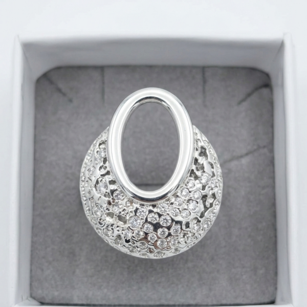 Anello Alex Arte – Design "Luna Park" a Fascia Bombata con Pavé di Cristalli e Trafori Artigianali