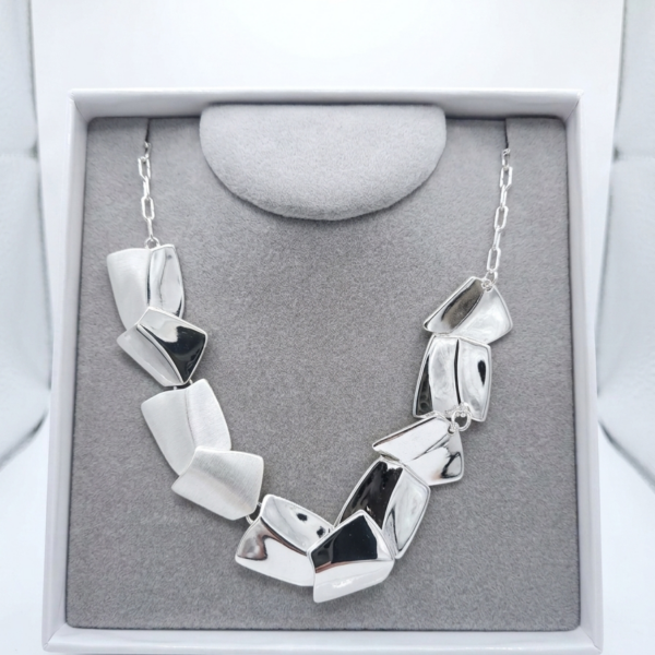 Collana Alex Arte – Design Geometrico Scultoreo con Elementi Mobili